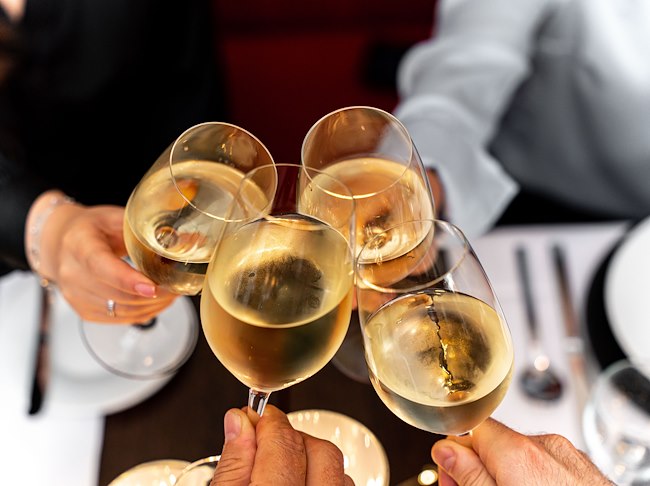 Eine Gruppe feiert im Sheraton Essen Hotel.