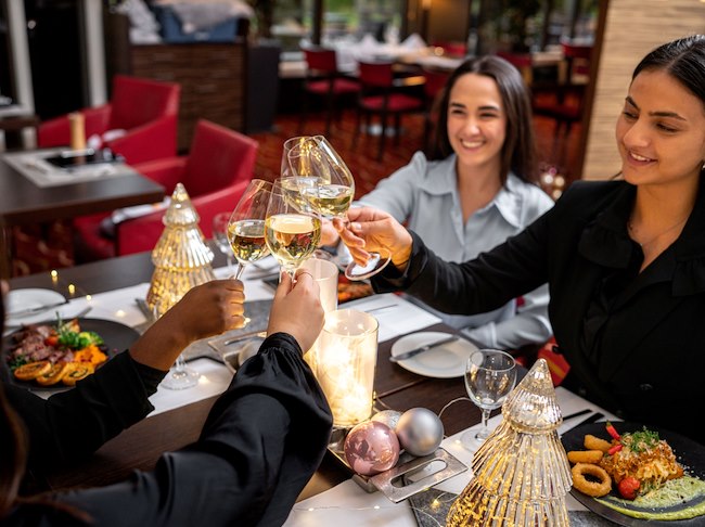Eine Gruppe feiert im Sheraton Essen Hotel.