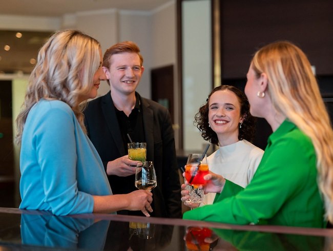 Ein Paar während der Happy Hour bei einer Veranstaltung von „Gatherings by Sheraton“